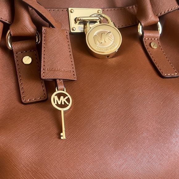 Michael Kors Large Hamilton Bag - Picture 14 of 16